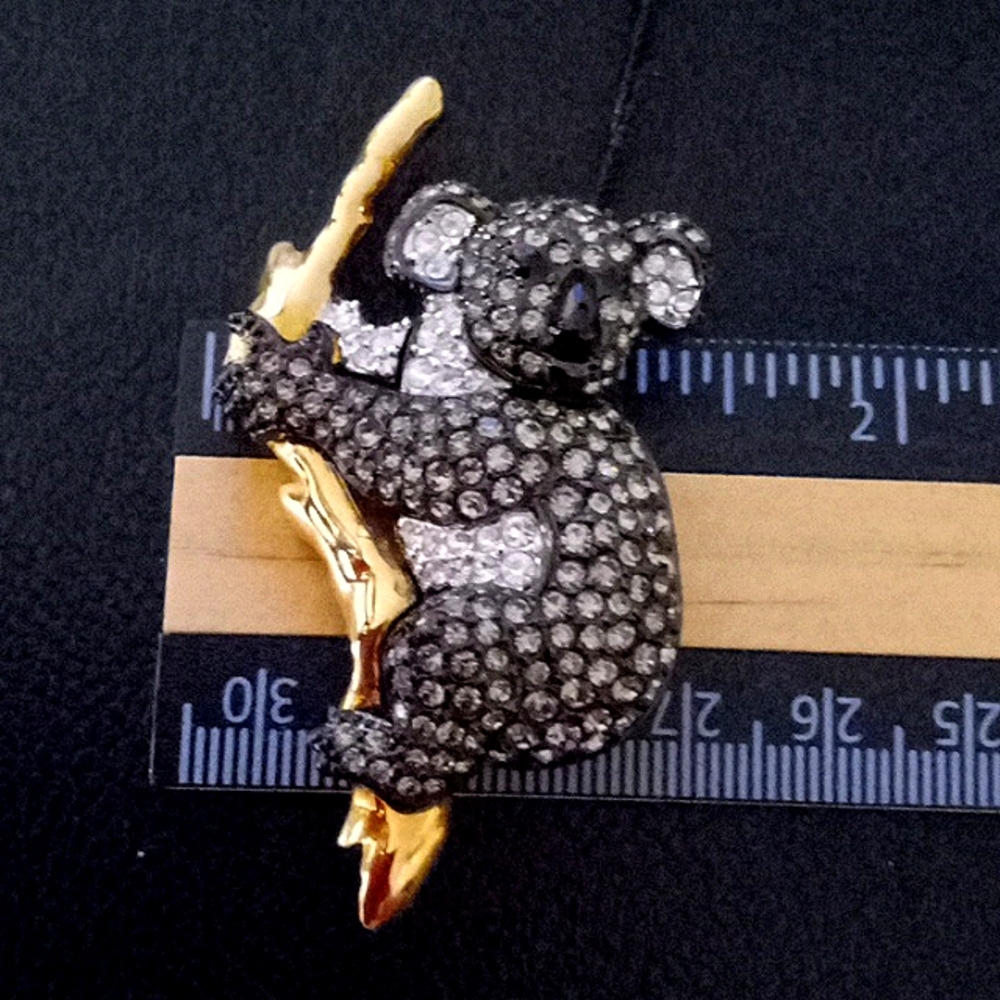 VINTAGE SWAROVSKI KOALA 🐨 BEAR ON BRANCH BROOCH - Picture 8 of 8
